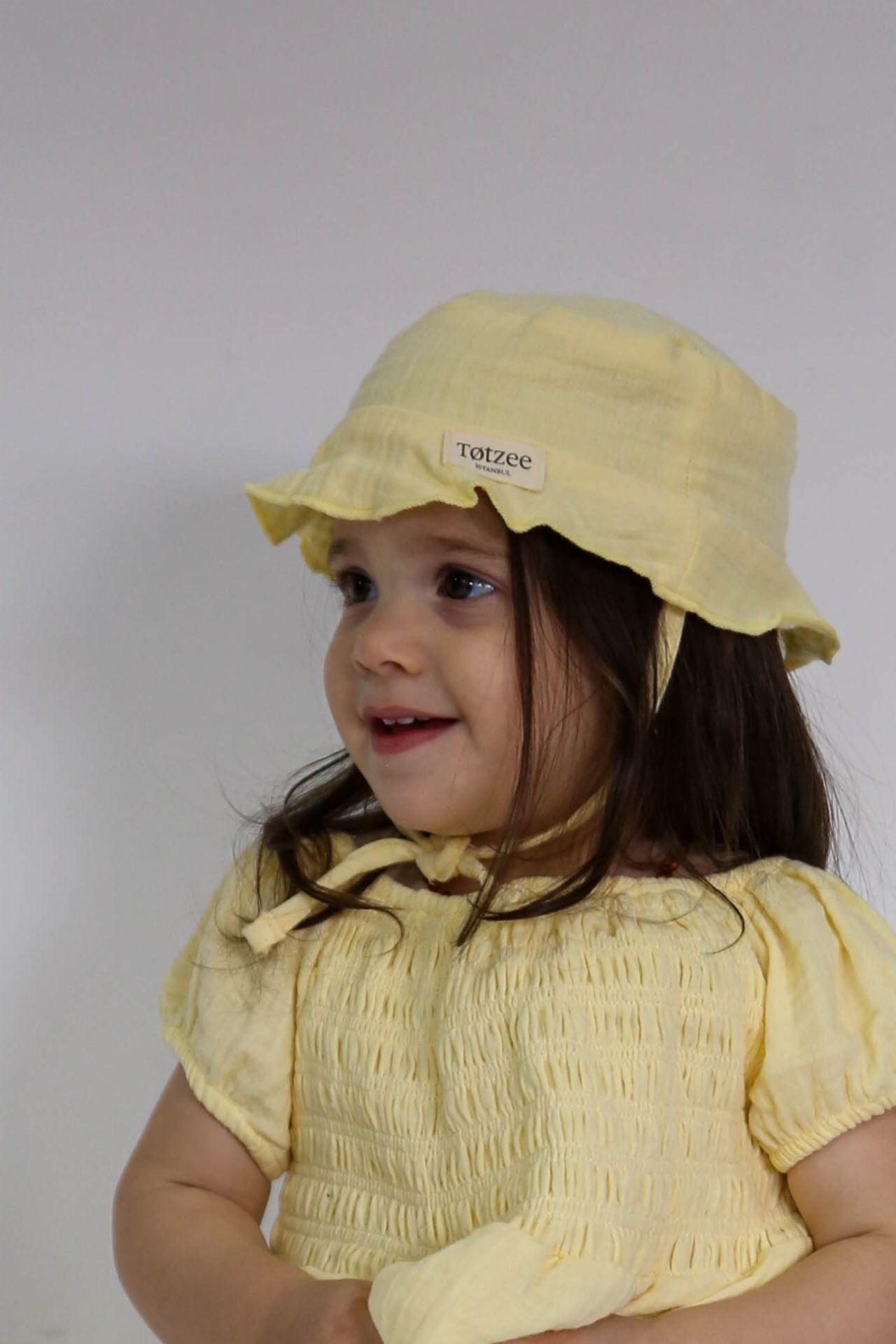 Totzee; Müslin Bucket Bağcıklı Şapka Yaz Işığı; Muslin Bucket Lace Up Hat Sunlit Summer