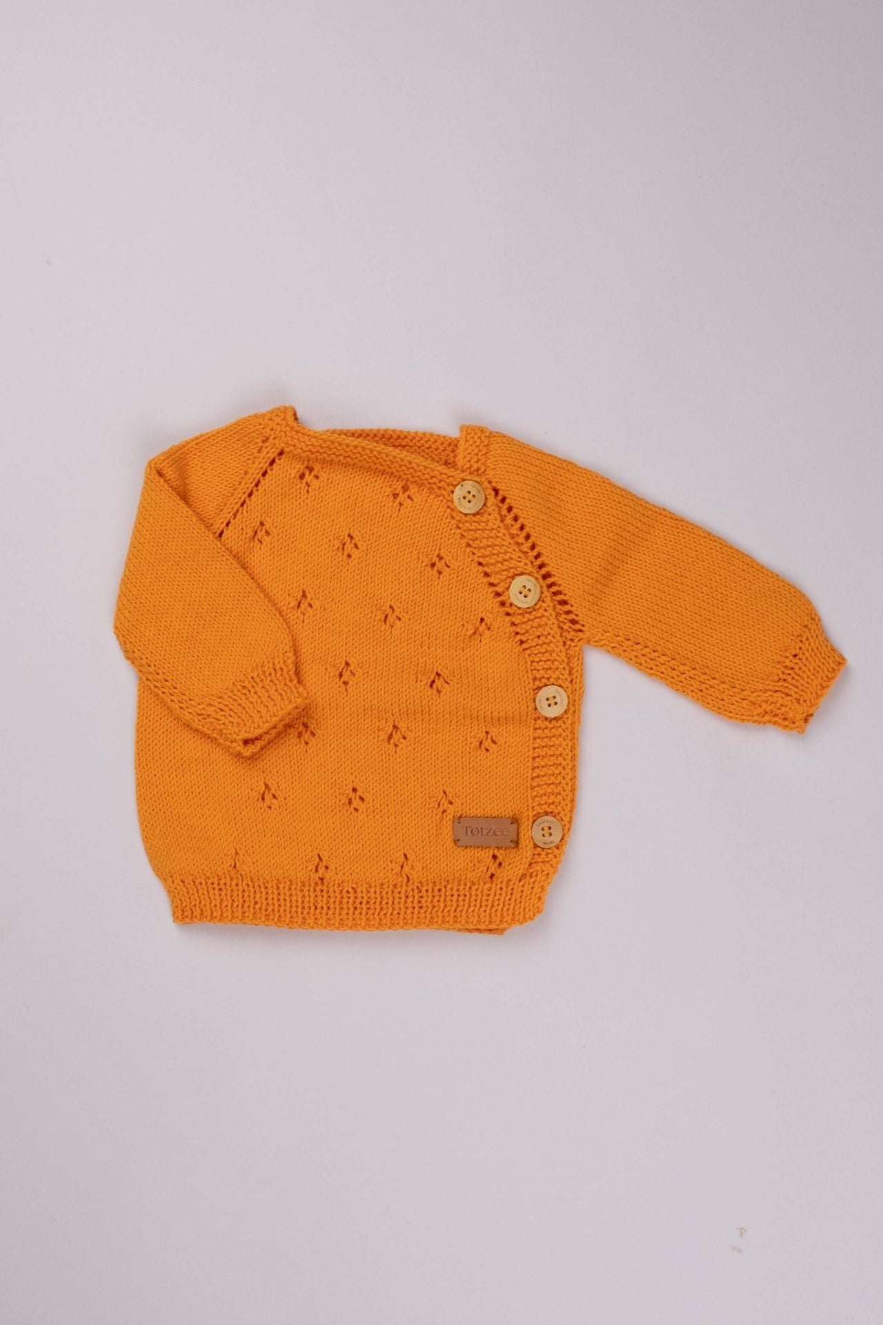 Totzee; Organik El Örgüsü Yandan Düğmeli Hırka Kavuniçi; Organic Hand-Knitted Side-Buttoned Cardigan Pale Orange