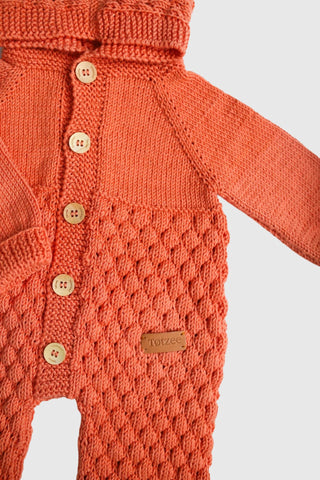 Totzee; Organik El Örgüsü Kapüşonlu Önden Düğmeli Tulum Şeftali Rengi; Organic Hand-Knitted Hooded Front-Buttoned Romper Peach Colour