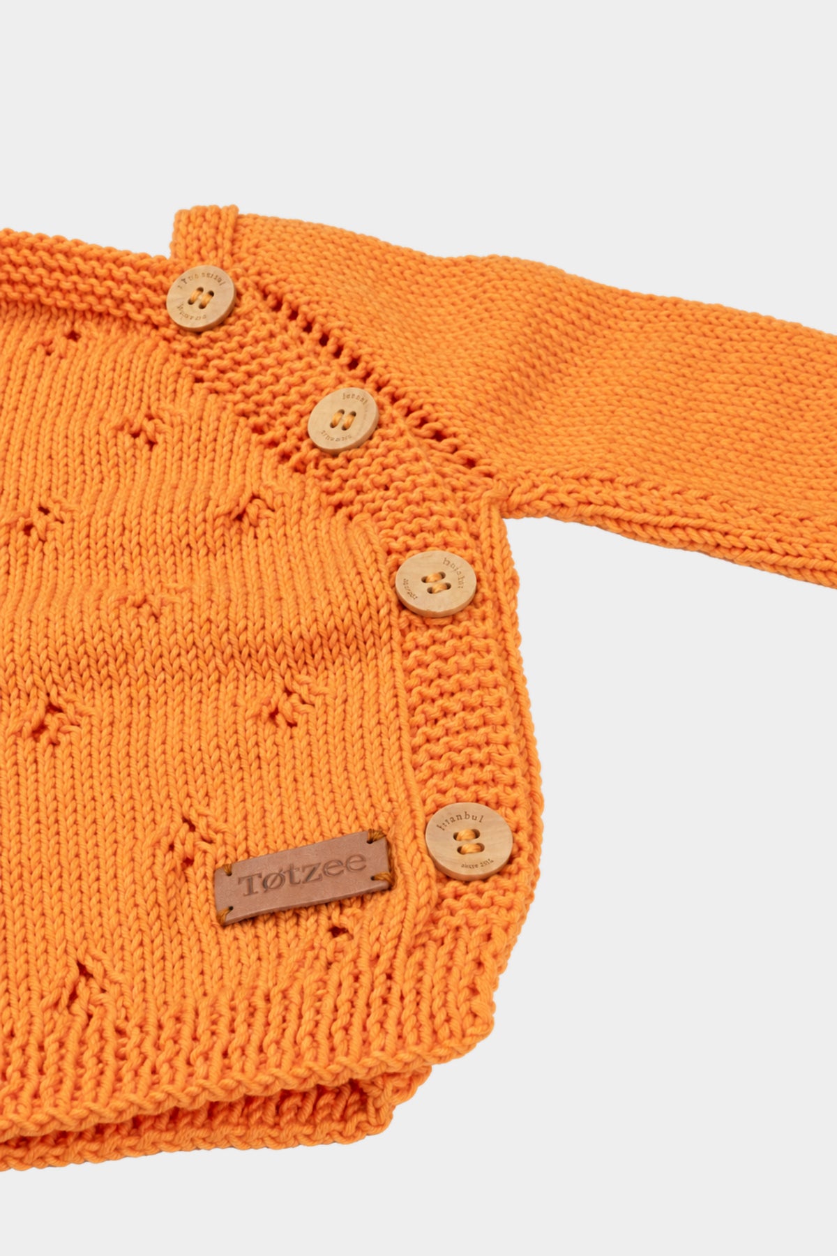 Totzee; Organik El Örgüsü Yandan Düğmeli Hırka Kavuniçi; Organic Hand-Knitted Side-Buttoned Cardigan Pale Orange