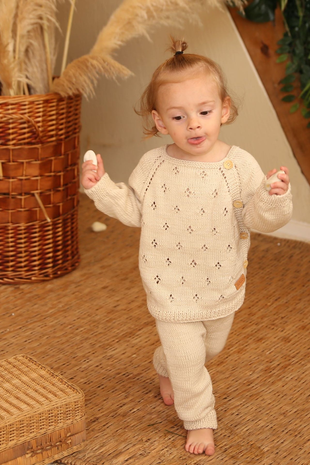 Organik El Örgüsü Bağcıklı Pantolon Antik Bej – bebek üzerinde