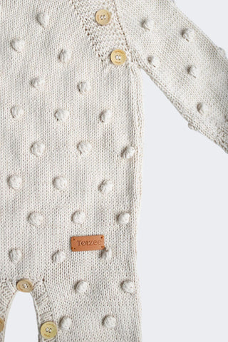 Totzee; Organik El Örgüsü Omuzdan Düğmeli Tulum Antik Beji; Organic Hand-Knitted Shoulder-Buttoned Romper Antique Beige