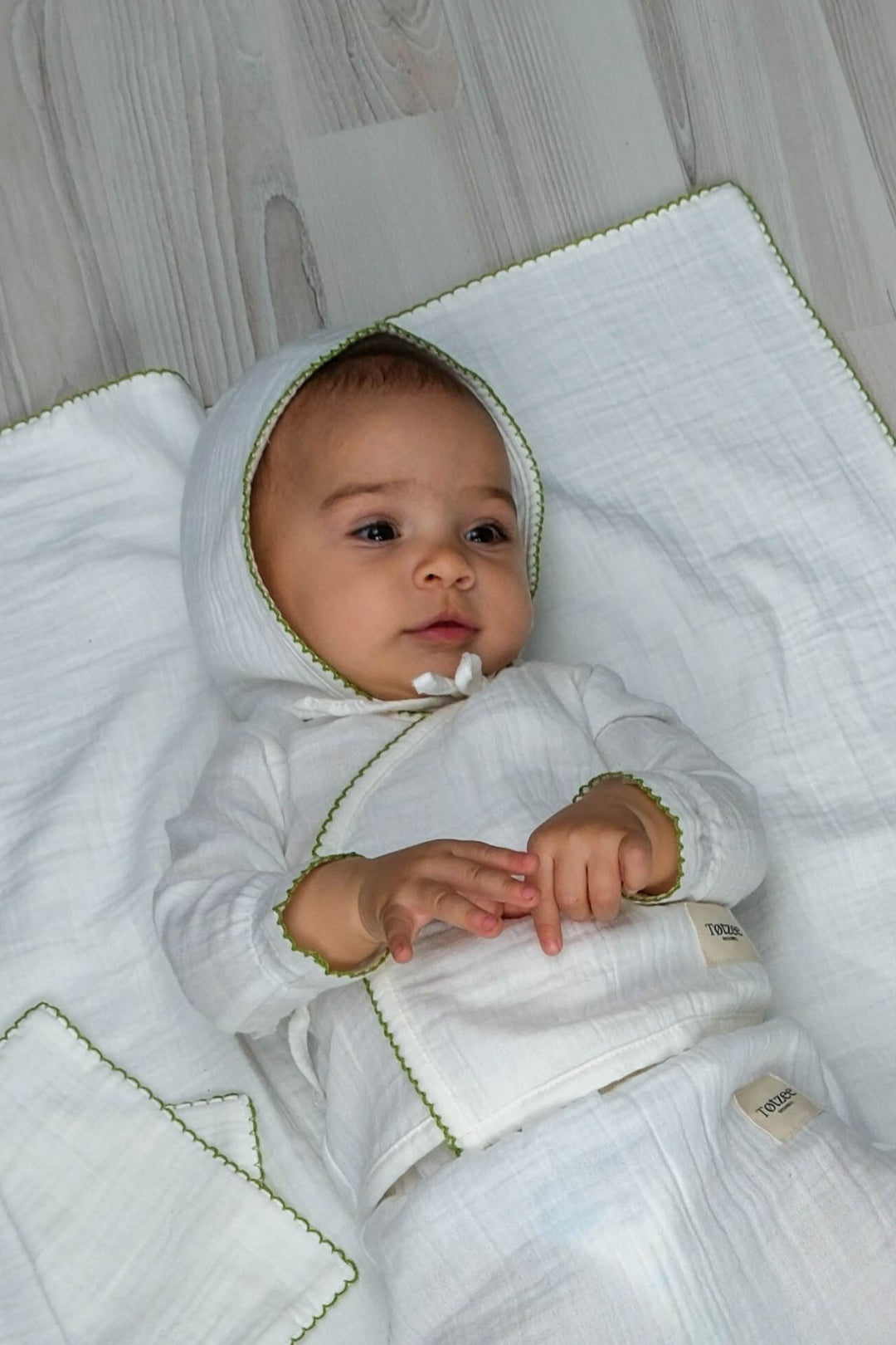 Totzee; Müslin Yenidoğan Yeşil Kroşeta Detaylı Bonesi Ekru; Newborn Muslin Green Crochet Detail Bonnet