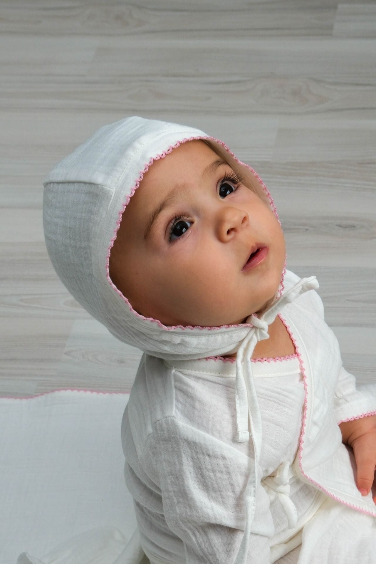 Totzee; Müslin Yenidoğan Pembe Kroşeta Detaylı Bonesi Ekru; Newborn Muslin Pink Crochet Detail Bonnet